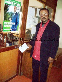 Georges Gilbert Baongla prsente les sclls apposs  l'entre du studio radio