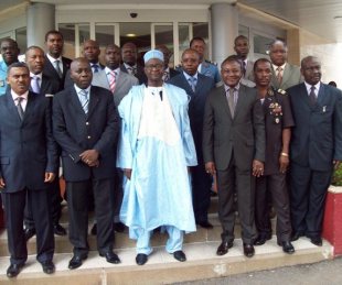 Photo de famille avec le Ministre Bello Bouba Magari  l'issue de la runion