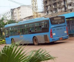 Un bus sur une aire de stationnement  Yaound