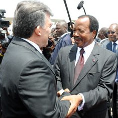 Paul Biya accueillant le prsident Turc sur le tarmac de Nsimalen