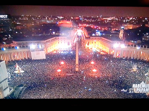 La foule immense masse place Saint Pierre de Rome