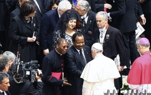 Paul et Chantal Biya saluant le pape Franois lors de la crmonie de canonisation de Jean Paul II et de Jean XXIII