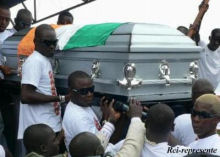 Le corps de Douk Saga arrivant  Abidjan