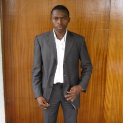 Roland Moungou sortant de son bureau