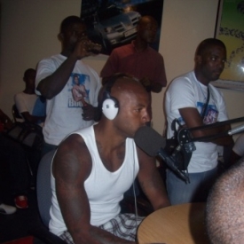 Booba et Georges dans une radio de Douala