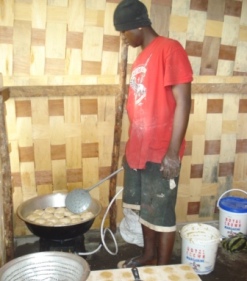 Le jeune boulanger en pleine cuisson de beignets