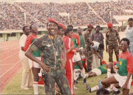  Thomas Sankara arbitrant un match entre membres de son gouvernement. Derrire lui, Blaise Compaor.