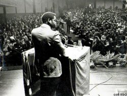 Amilcar Cabral prenant la parole devant le Labour Party hollandais  Amsterdam en 1973 