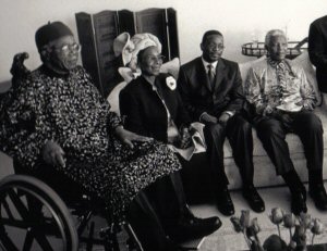 Chinua Achebe rendant visite  Nelson Mandela 