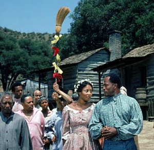 Kunta Kint "toby" (John Amos) se marie  Bell (Madge Sinclair) 