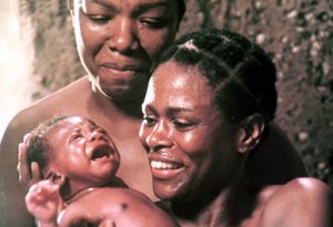 La naissance de Kunta Kint clbre par sa grand mre Nyo Boto (Maya Angelou) et sa mre Binta (Cicley Tyson) 