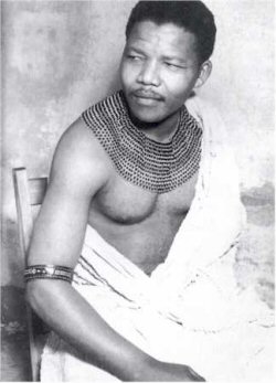  Nelson Mandela en costume traditionnel Xhosa 