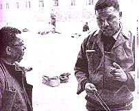  Nelson Mandela en compagnie de Walter Sisulu, dans la cour de la prison de Robben Island en 1966 