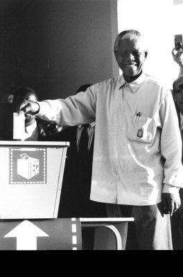  27 avril 1994 : les premieres elections libres ont lieu en Afrique du Sud. 