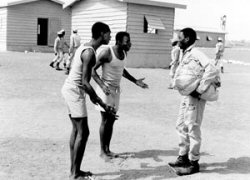 Des images de "tirailleurs" au Camp de Thiaroye extraites du film "Camp de Thiaroye" (1988) de Sembène Ousmane 